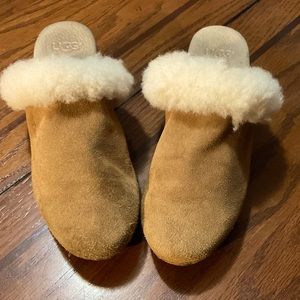 UGG GIRLS CLOGS SIZE 3 COLOR TAN W/ FURRY OUTLINE, SLIDE ONS, FUR MIDWAYS